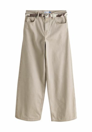 Beige bukser med vide ben, forlommer og bæltestropper, kombineret med et camouflagemønster bælte med metal spænde.