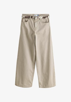 Beige bukser med vide ben, forlommer og bæltestropper, kombineret med et camouflagemønster bælte med metal spænde.