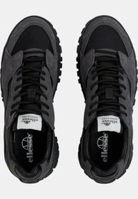 Sneaker nere e grigie caratterizzate da un mix di materiali in suede e mesh, lacci tondi e suole in gomma spessa con battistrada per una migliore aderenza.