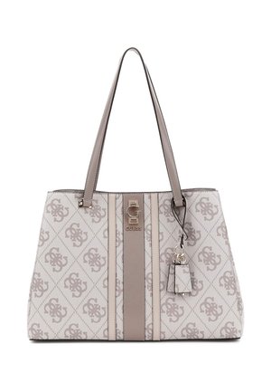 Jasnobeżowa i taupe torba typu tote marki Guess z podwójnymi uchwytami, wzorem monogramu, centralnym pionowym paskiem i dołączonym dopasowanym brelokiem do kluczy.