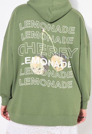 Groene hoodie met de tekst "LEMONADE" herhaald en "CHERRY", met op de achterkant een afbeelding van twee discobol-kersen.