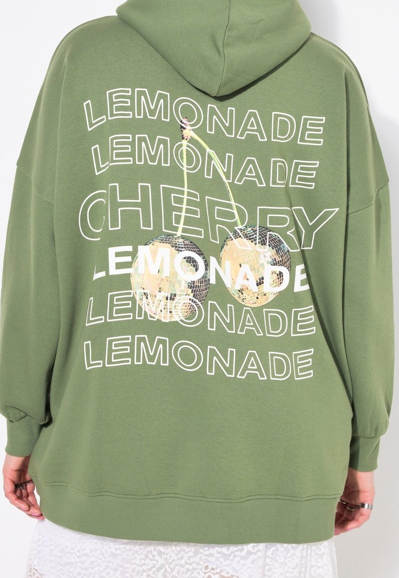 Sudadera verde con la palabra "LEMONADE" repetida y el texto "CHERRY", con un gráfico de dos cerezas como bolas de disco en la parte trasera.