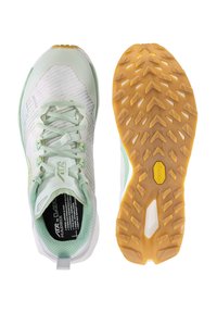 Sportieve schoenen met een lichtgewicht witte mesh bovenkant, muntgroene accenten en een gestructureerde gele rubberen loopzool met gripnoppen.