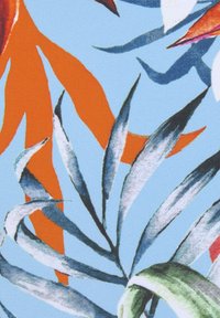Tropinė medžiaga su mėlynu fonu; ryškių oranžinių, žalių ir pilkų lapų raštas; lygus tekstūras; detali botaninė tema.