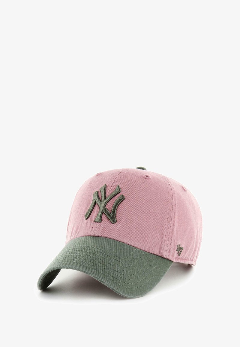 Rosa Baumwollbaseballmütze mit grünem Schirm, mit einem erhöhten olivgrünen gestickten "NY"-Logo und strukturiertem Schirm. Verstellbarer Riemen hinten.