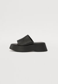 Korolliset pistokkaat - black