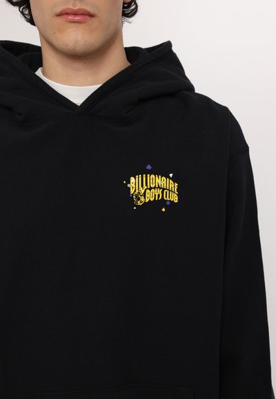 Haut à capuche noir en coton, arborant un graphique coloré "Billionaire Boys Club" sur la poitrine avec des accents en jaune et violet.