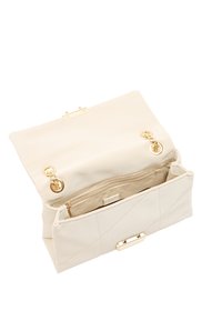 Beżowa torebka skórzana o pikowanej fakturze z detalami w kolorze złotym, otwarta klapa i widoczna zapinana kieszeń wewnętrzna na białym tle.