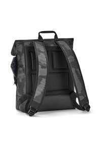 Rucsac din material negru, cu un design texturat și modelat. Dispune de bretele căptușite și o bază întărită, cu un buzunar lateral pentru depozitare.