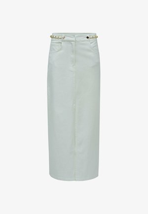 Falda de mezclilla de color claro con una silueta recta, que presenta dos bolsillos delanteros y un detalle de cadena dorada en la cintura.