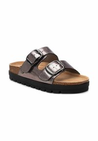 Sandalia slide metálica gris con dos hebillas ajustables, plantilla de corcho y una suela de goma negra que presenta un patrón texturizado.