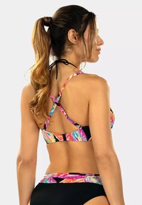 Wielokolorowy bikini w wzory z krzyżującym się plecami, w odcieniach różu i niebieskiego na górze oraz czarnym dole. Gładka faktura.