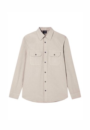Camicia beige a maniche lunghe con bottoni, due tasche frontali, colletto appuntito e bottoni neri al centro e sulle tasche.