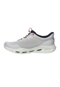 Baskets de sport gris clair avec col bleu marine, détails orange sur les lacets et semelle blanche rembourrée avec aérations, isolées sur fond blanc.