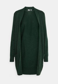 Ciemnozielony kardigan z miękkiego dzianinowego materiału, z otwartym przodem, długimi rękawami i dwiema przednimi kieszeniami.