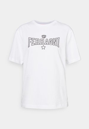 Valkoinen lyhythihainen t-paita, jossa edessä mustalla kimaltelevalla tekstillä "FERRAGNI", tekstin yläpuolella silmän symboli ja alapuolella tähti.