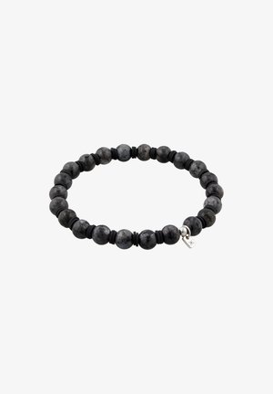 Stretch-Armband mit runden schwarzen und grau marmorierten Perlen, getrennt durch schwarze Abstandhalter und einem kleinen silbernen Anhänger mit einem Sternsymbol.