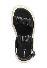 Schwarze Sandale mit elastischen Rüschen, gepolstertem Fußbett und durchlöchertem Design. Kontrastierende weiße Außensohle und verstellbarer Riemen. Marke: GEOX.