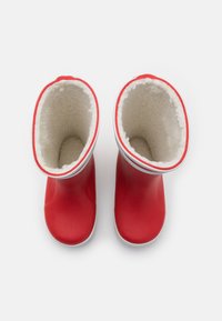 Bottes de pluie en caoutchouc rouge avec un extérieur lisse, un doublure blanche et deux bandes blanches horizontales au bord supérieur.