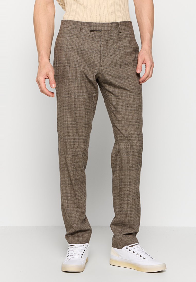 Braune Karohose mit geradem Schnitt aus strukturierter Stoffqualität. Verfügt über Fronttaschen und ein flaches Design, kombiniert mit weißen Sneakers.