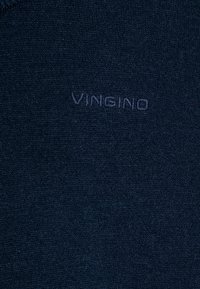 Navy plavi dukserica s teksturiranom tkaninom i utisnutim "VINGINO" logom sprijeda, okrugli izrez, bez vidljivih kopčanja.