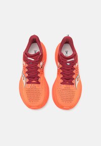 Hardloopschoenen met een oranje mesh bovenkant, bordeauxrode accenten en veters. Voorzien van een wit logo op de zijkant en een gestructureerde zool voor grip.