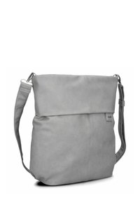 Borsa a spalla grigia in materiale testurizzato, con patta pieghevole e tracolla regolabile. Design minimalista con un dettaglio di branding sottile.