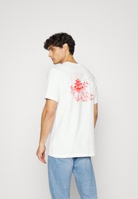 Nike Sportswear GRAPHIC TEE - T-shirt estampada - white
