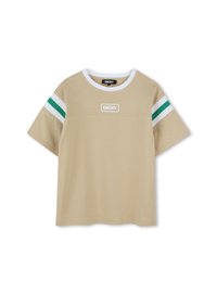 T-shirt à manches courtes beige avec un col rond blanc, présentant des accents rayés verts et blancs sur les manches et un logo DKNY à l'avant.