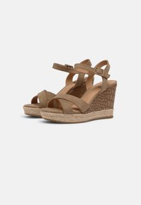 Beige Wedge-Sandal mit überkreuzten Wildlederriemen und einem strukturierten Rücken. Geflochtener Jutesohle mit einer Gummibasis, die eine Höhe von 7 cm bietet.