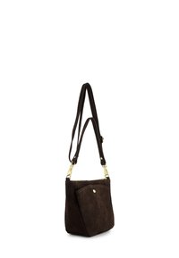 Brun ruskindshåndtaske med struktureret form, der har en forlomme, justerbar rem og hardware i guldtoner. Lynlåslukning øverst.