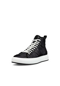 Mustat nahkaiset korkeavartiset tennarit valkoisilla nauhoilla, tekstuuripinnalla ja paksulla valkoisella pohjalla. Takana on vetolenkkipaneeli, joka helpottaa pukemista.