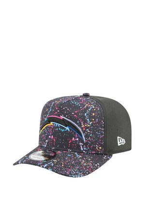 Casquette noire avec un motif éclaboussé vibrant en rose, bleu et jaune. Présente un logo en relief à l'avant et une visière plate. Panneau latéral texturé.