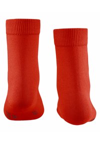 Rote Baumwollcrew-Socken mit gerippten Bündchen, glatter Textur und nahtlosem Zehenbereich. Das Design zeigt eine einfarbige Ausführung ohne Muster oder Akzente.