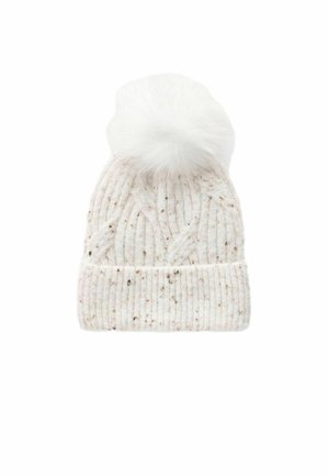 Bonnet en tricot de couleur blanc cassé avec un motif de cable texturé et des accents mouchetés, doté d'un grand pompon en fausse fourrure blanche sur le dessus.