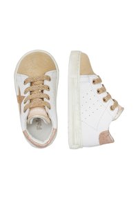 Sneaker bianche in pelle con dettagli metallici dorati, punta rotonda e chiusura con lacci. Presentano un dettaglio a stella dorata testurizzata e piccole perforazioni.