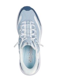 Zapatilla deportiva de color azul claro con parte superior texturizada, detalles en blanco y diseño sin cordones. Cuenta con una plantilla acolchada y punta redondeada.