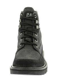 Zwarte en grijze wandelschoenen met een bovenwerk van stof en suede, metalen veterogen en een dikke rubberen zool. Ronde neus en gevoerde schacht.