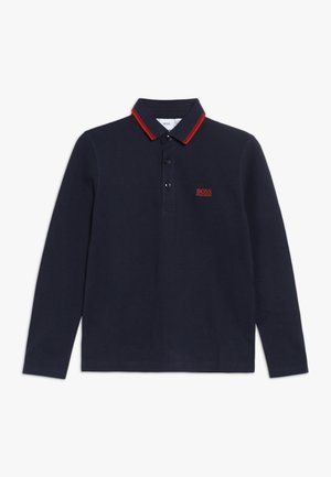 Marineblaues Poloshirt mit langen Ärmeln, rotem gestreiftem Kragen und rotem "BOSS HUGO BOSS"-Logo auf der linken Brust.