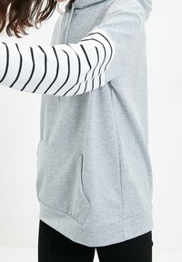 Trendyol Jersey con capucha - grey