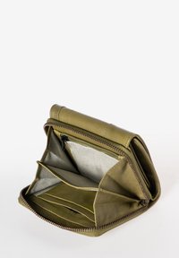 Portafoglio in pelle verde oliva con chiusura a zip, dotato di più scomparti e una fodera in tessuto a righe all'interno.