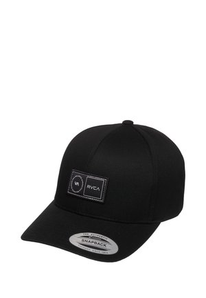 Czarna czapka snapback wykonana z trwałej tkaniny, z prostokątną naszywką z białymi akcentami i zakrzywionym daszkiem.