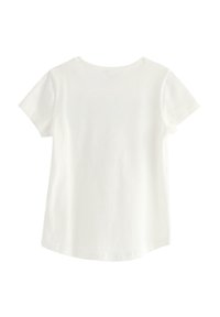 Vit t-shirt med kort ärm i bomull, med rund halsringning och en lätt böjd fåll längst ner, med en slät textur.