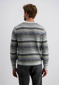 Gebreide trui met een geometrisch patroon in tinten blauw, grijs en crème. Inclusief geribbelde manchetten en zoom, gemaakt van zachte stof.