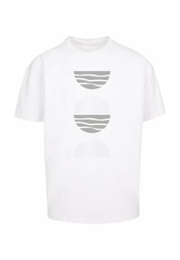 Hvid kortærmet T-shirt med tre runde grå geometriske former med horisontale og vertikale linjemønstre. Klassisk crew neck design.