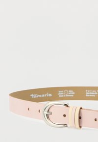 Ζώνη από δέρμα σε ανοιχτό ροζ χρώμα, με ασημένια στρογγυλή αγκράφα, δύο μικρούς θηλιές και πολλαπλές τρύπες για ρύθμιση.