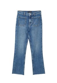 Jeans a campana blu in denim, con un lavaggio sbiadito, cinque tasche e orlo grezzo sul fondo. Chiusura classica con bottone e zip.