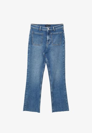Jeans a campana blu in denim, con un lavaggio sbiadito, cinque tasche e orlo grezzo sul fondo. Chiusura classica con bottone e zip.