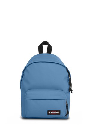 Mochila Eastpak azul con bolsillo delantero con cremallera, asa negra y dos tiradores de cremallera negros en los compartimentos principal y delantero.