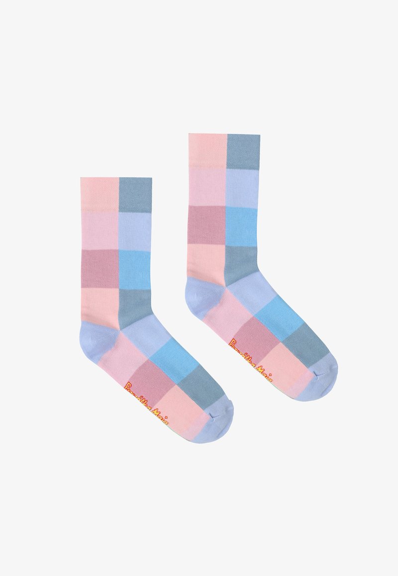 Paire de chaussettes de sport avec des carrés pastel rose, bleu et mauve en motif patchwork, avec un texte près des orteils.